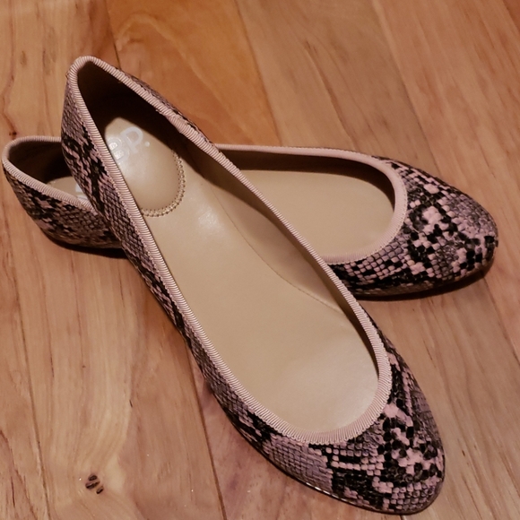ladies pink flats